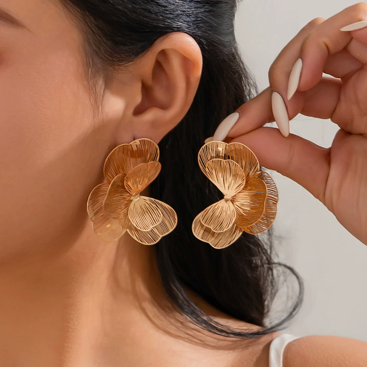Wholesale Jewelry Highend Hollow Ginkgo Leaf Flower Metal Earrings Copper Electroplating For Women - Image 4