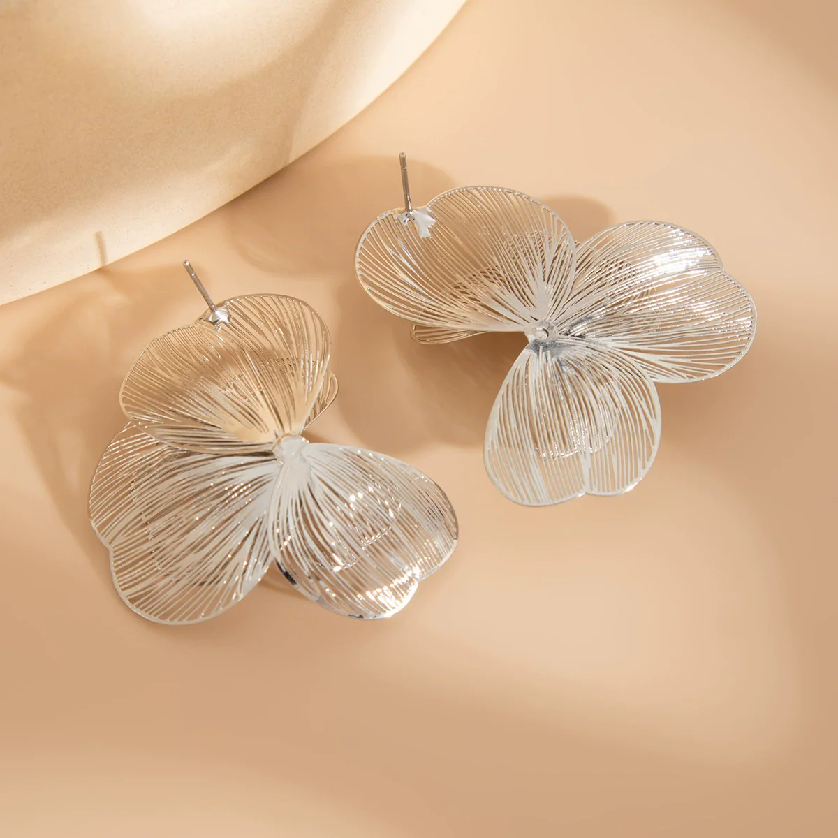 Wholesale Jewelry Highend Hollow Ginkgo Leaf Flower Metal Earrings Copper Electroplating For Women - Image 5