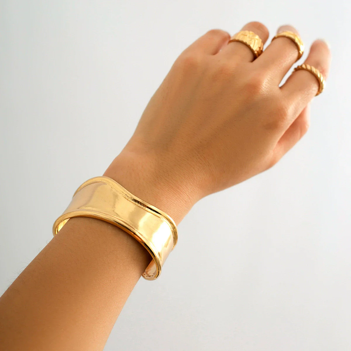 Wholesale Jewelry Hiphop Style Simple Gloss Irregular Alloy Geometric Vshaped Electroplated Bracelet For Women - Image 2