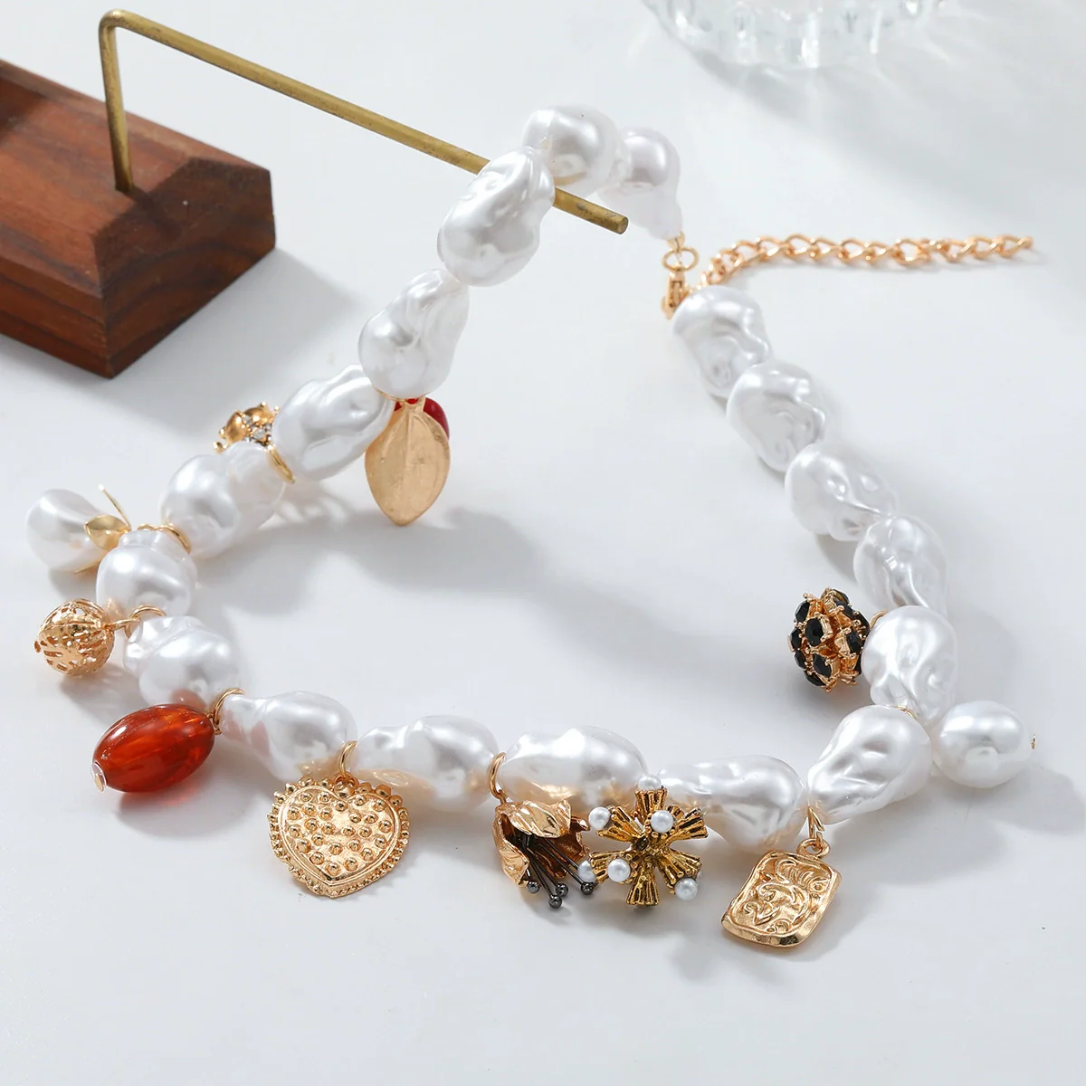 Wholesale Jewelry Imitation Pearl And Alloy Pendant Necklace With Heart Insect Leaves Geometric Pattern Electroplated - Image 3