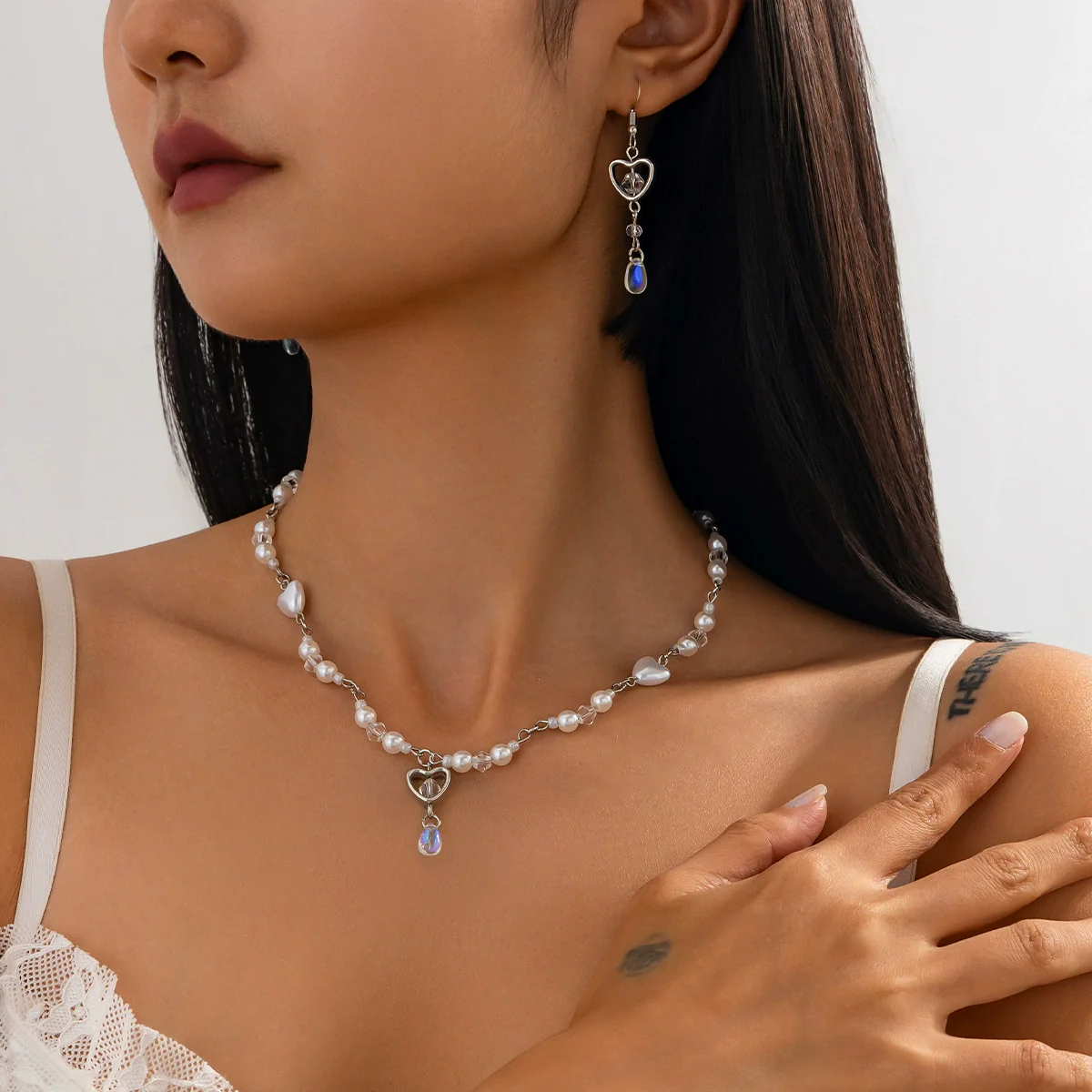 Wholesale Jewelry Imitation Pearl Heartshaped Geometric Electroplated Necklace For Women - Image 3