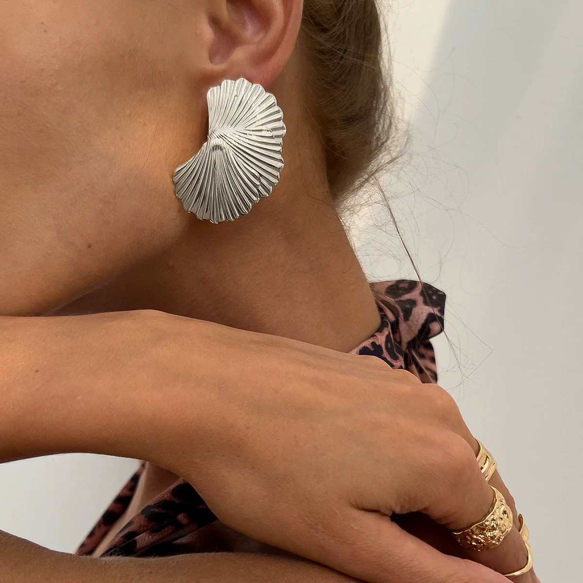 Wholesale Jewelry Metal Geometric Electroplating Highend Minimalist Women's Earrings - Image 3