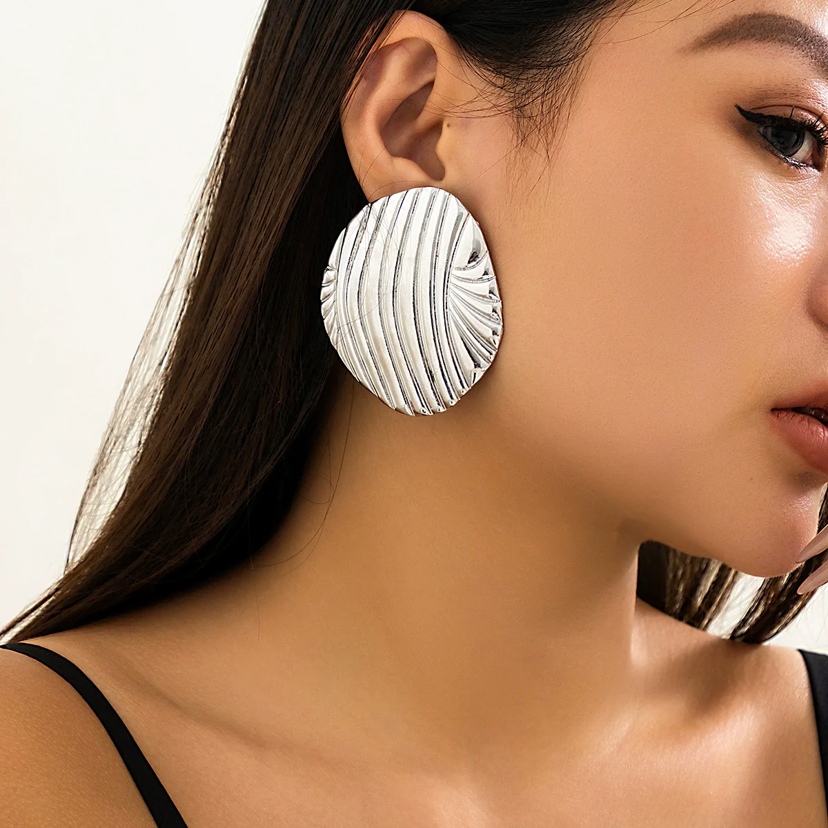 Wholesale Jewelry Metal Geometric Striped Stud Earrings With Electroplating For Women - Image 2