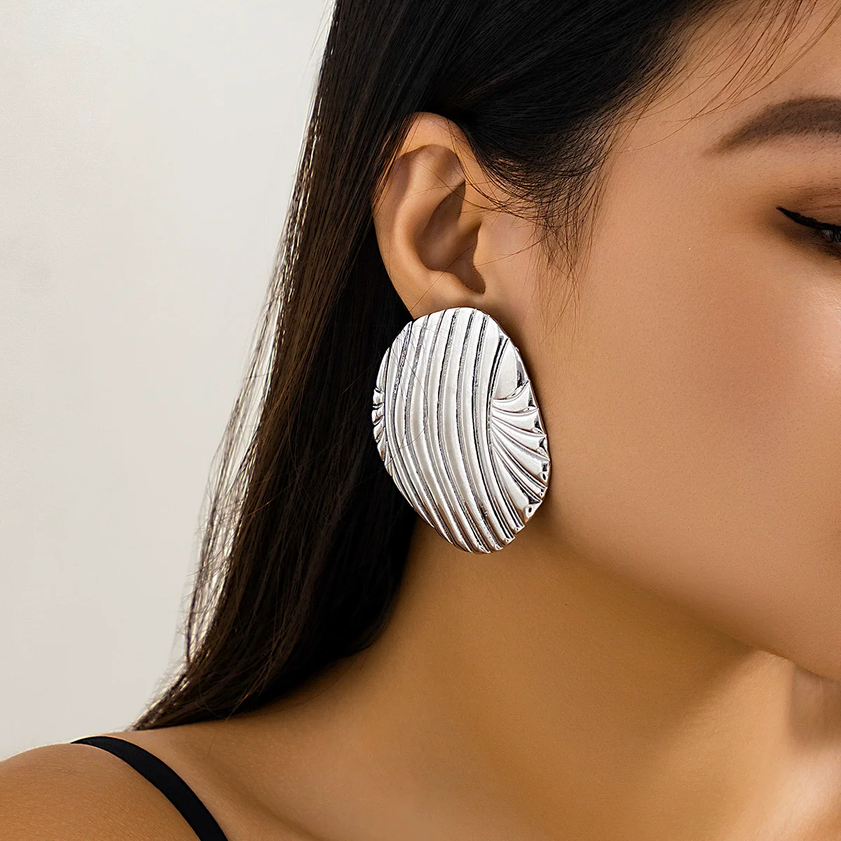 Wholesale Jewelry Metal Geometric Striped Stud Earrings With Electroplating For Women - Image 7