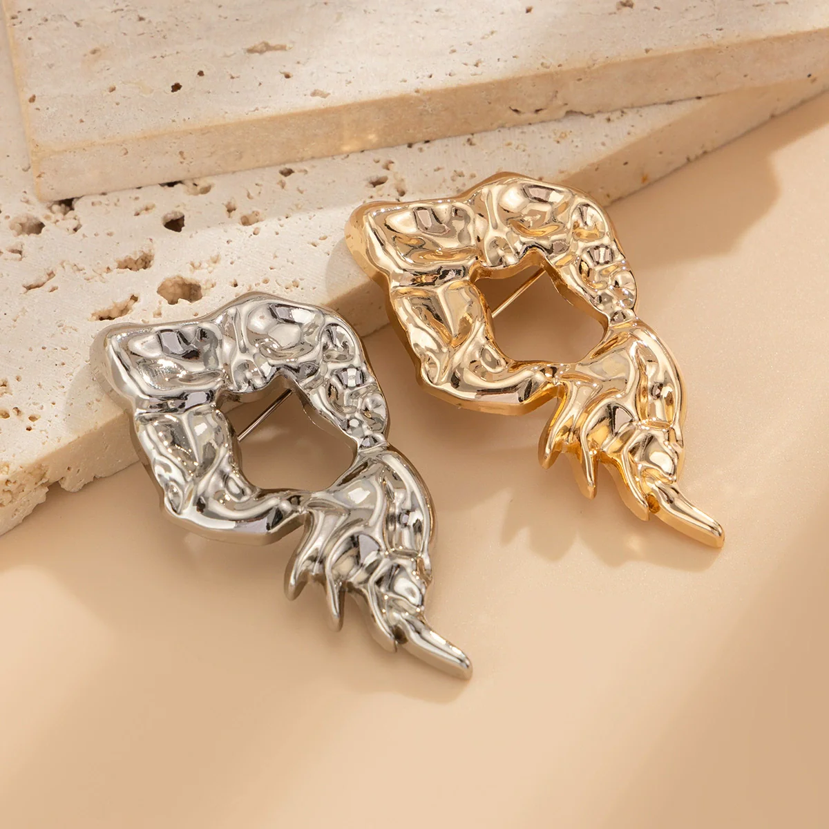 Wholesale Jewelry Minimalist Style Geometric Alloy Liquid Irregular Brooch For Women Electroplated - Image 4