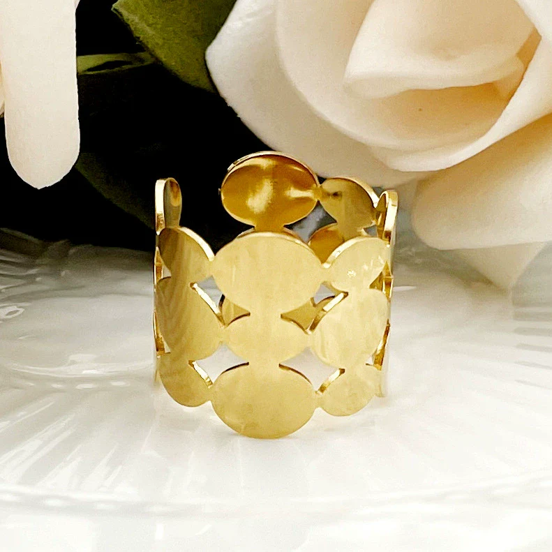 Wholesale Jewelry Retro Elegant Hollow Geometric Round Goldplated Stainless Steel Ring - Image 3