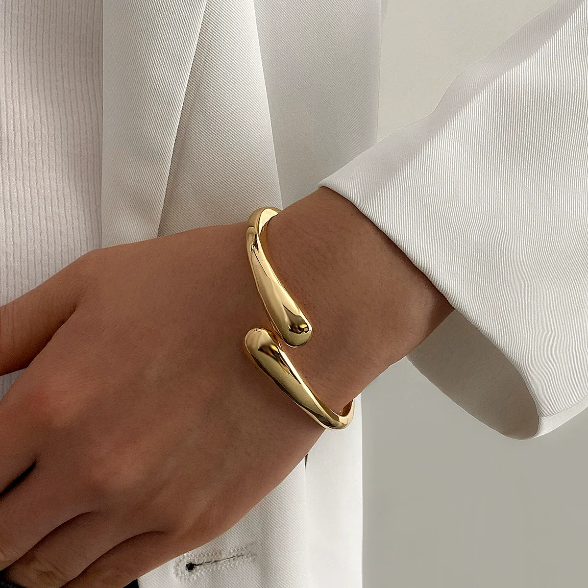 Wholesale Jewelry Retro Exaggerated Irregular Pleated Alloy Bracelet With Electroplating - Image 6