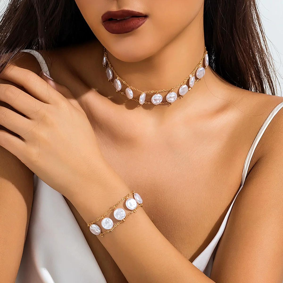 Wholesale Jewelry Retro Oblate Imitation Pearl Necklace With Geometric Pattern And Electroplating Ochain For Women