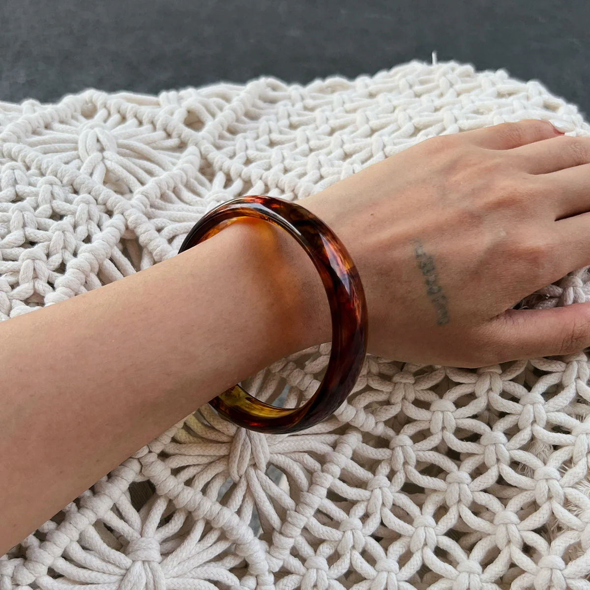 Wholesale Jewelry Retro Style Geometric Resin Handmade Halo Gradient Bracelet For Women - Image 2