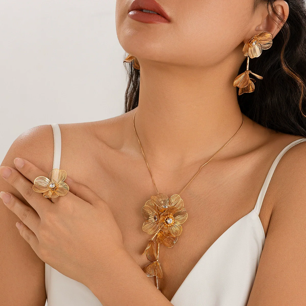 Wholesale Jewelry Sweet Cool Ginkgo Leaf Tassel Three Dimensional Flower Necklace For Women Copper Snake Bone Chain - Image 2
