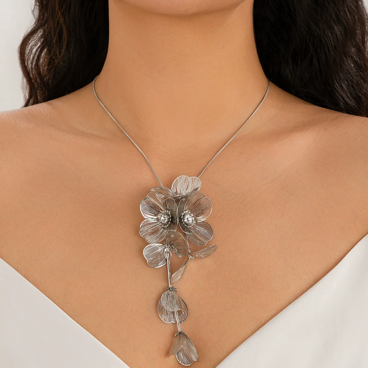 Wholesale Jewelry Sweet Cool Ginkgo Leaf Tassel Three Dimensional Flower Necklace For Women Copper Snake Bone Chain - Image 6