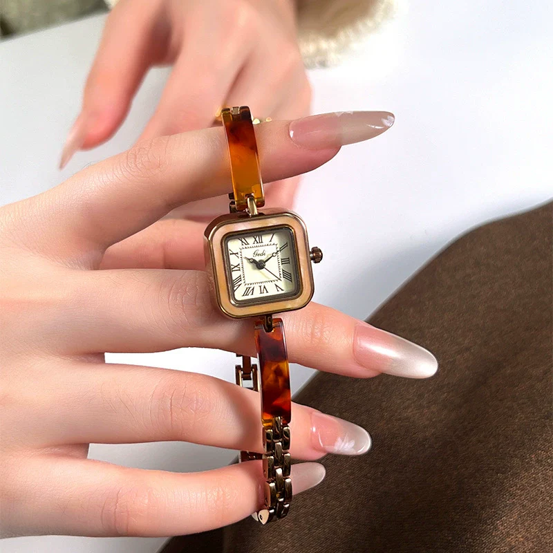 Wholesale Ladies Bracelet Watch Retro Style Alloy Square Quartz Watch - Image 4
