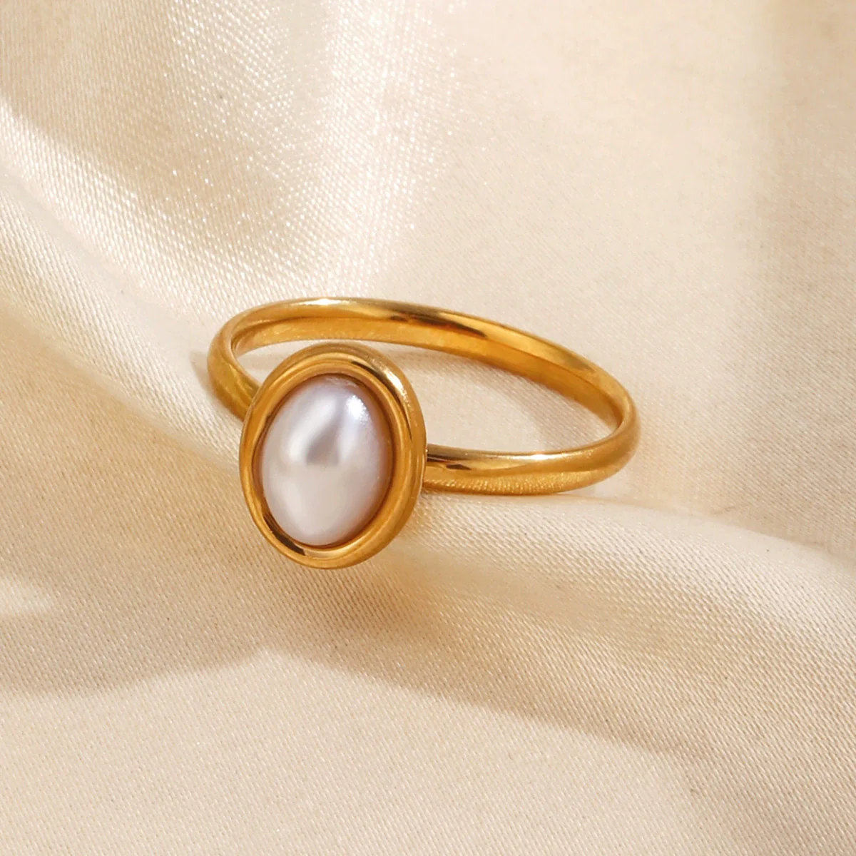 Wholesale Ladies Geometric Oval Stainless Steel Ring With Imitation Pearl Inlay And Electroplating