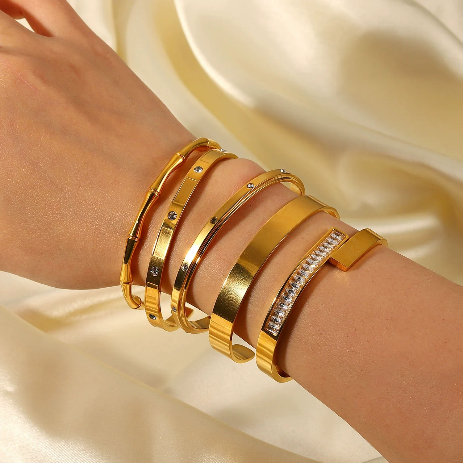 Wholesale Ladies Geometric Retro Zircon Stainless Steel Electroplated Bracelet Jewelry