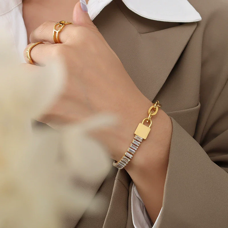 Wholesale Ladies Geometric Titanium Steel Electroplated 18K Gold Bracelet Jewelry