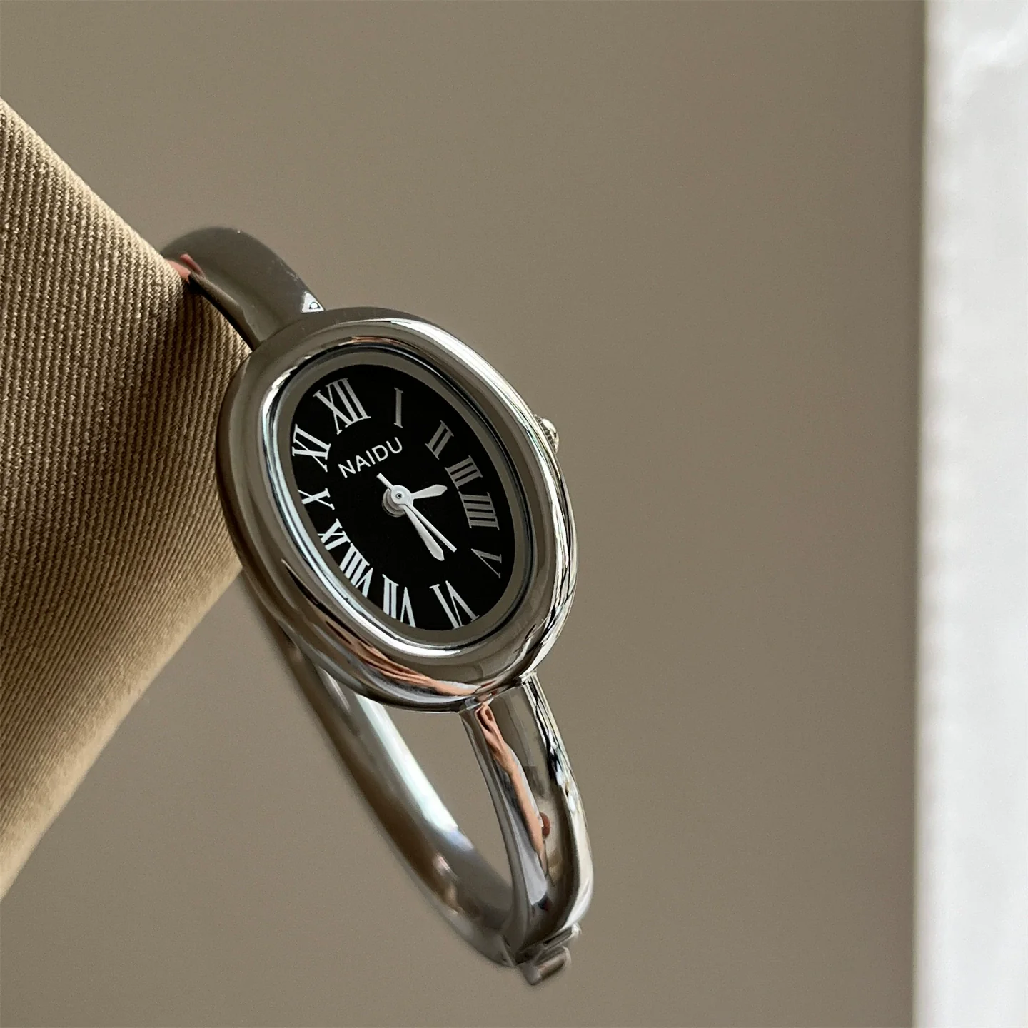 Wholesale Ladies Vintage Style Oval Stainless Steel Bathtub Bracelet Watch - Image 4