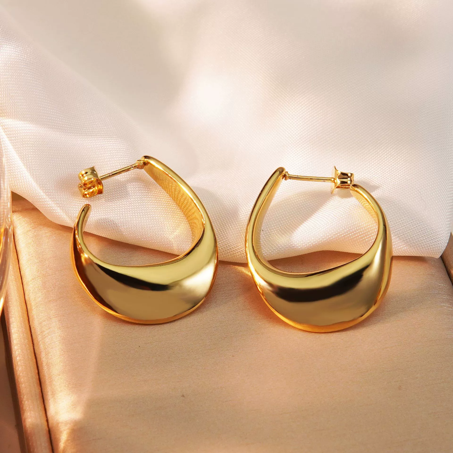 Wholesale Light Luxury 18K Gold Plated Geometric Stainless Steel Earrings For Women - Image 2