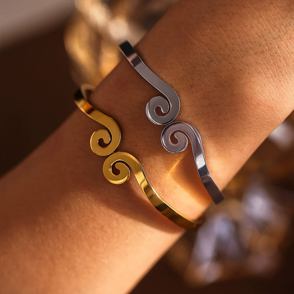 Wholesale Light Luxury Geometric Stainless Steel Electroplated 18K Gold Bracelet - Image 2