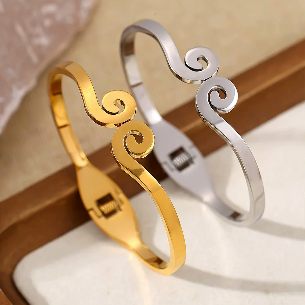 Wholesale Light Luxury Geometric Stainless Steel Electroplated 18K Gold Bracelet - Image 3