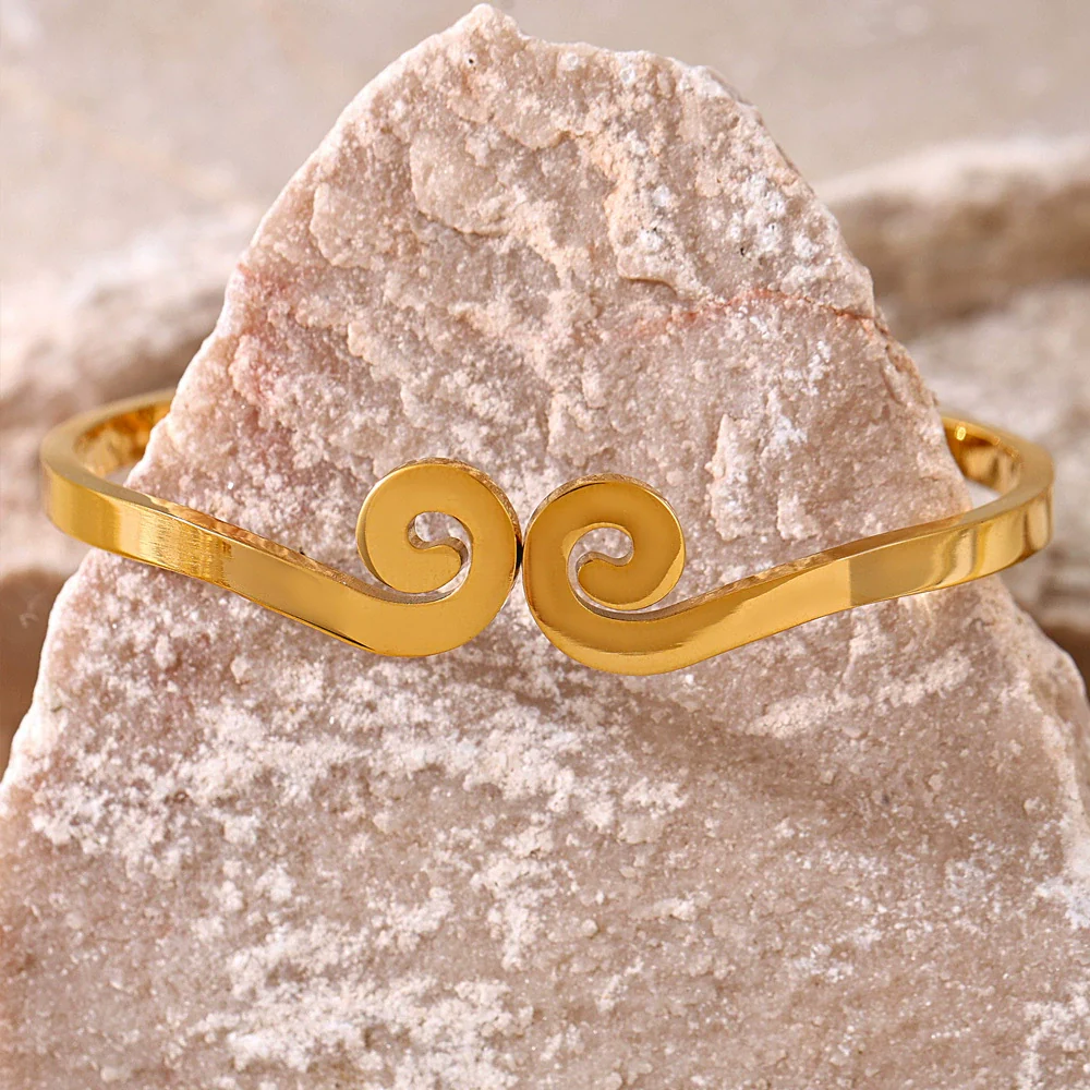 Wholesale Light Luxury Geometric Stainless Steel Electroplated 18K Gold Bracelet - Image 4