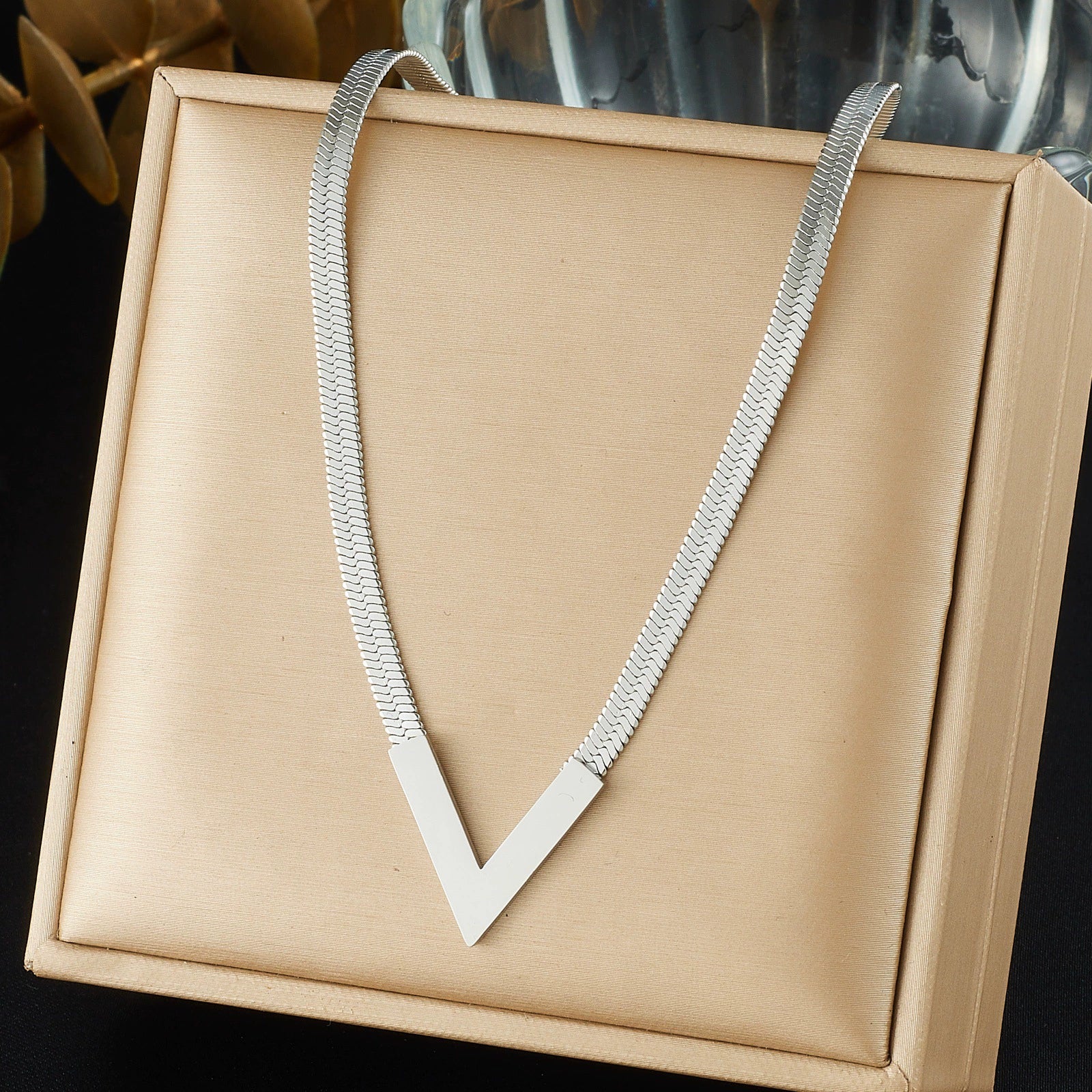 Wholesale Light Luxury Gold Plated Heart Shape Stainless Steel Blade Chain Necklace For Women - Image 6