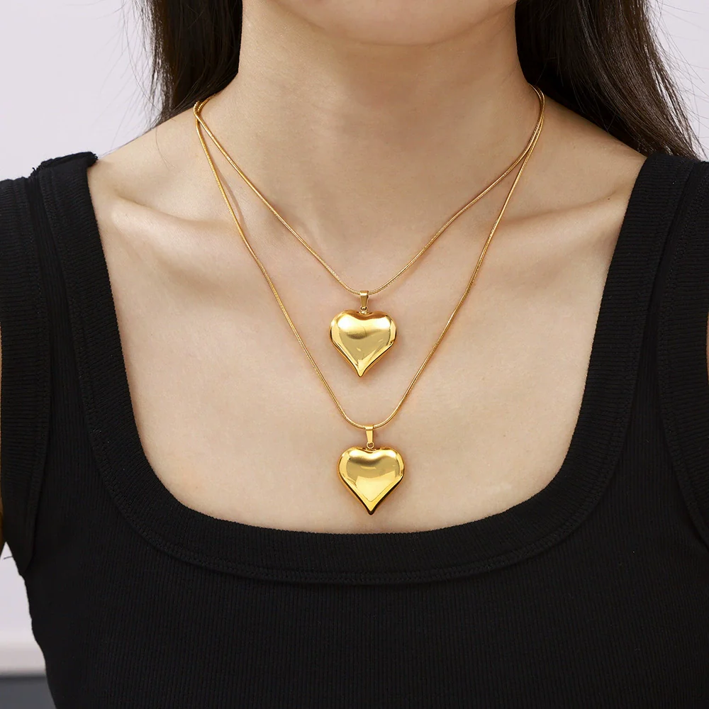 Wholesale Light Luxury Heartshaped Hollow Titanium Steel Pendant Clavicle Chain Necklace Plated 18K Gold For Women - Image 2