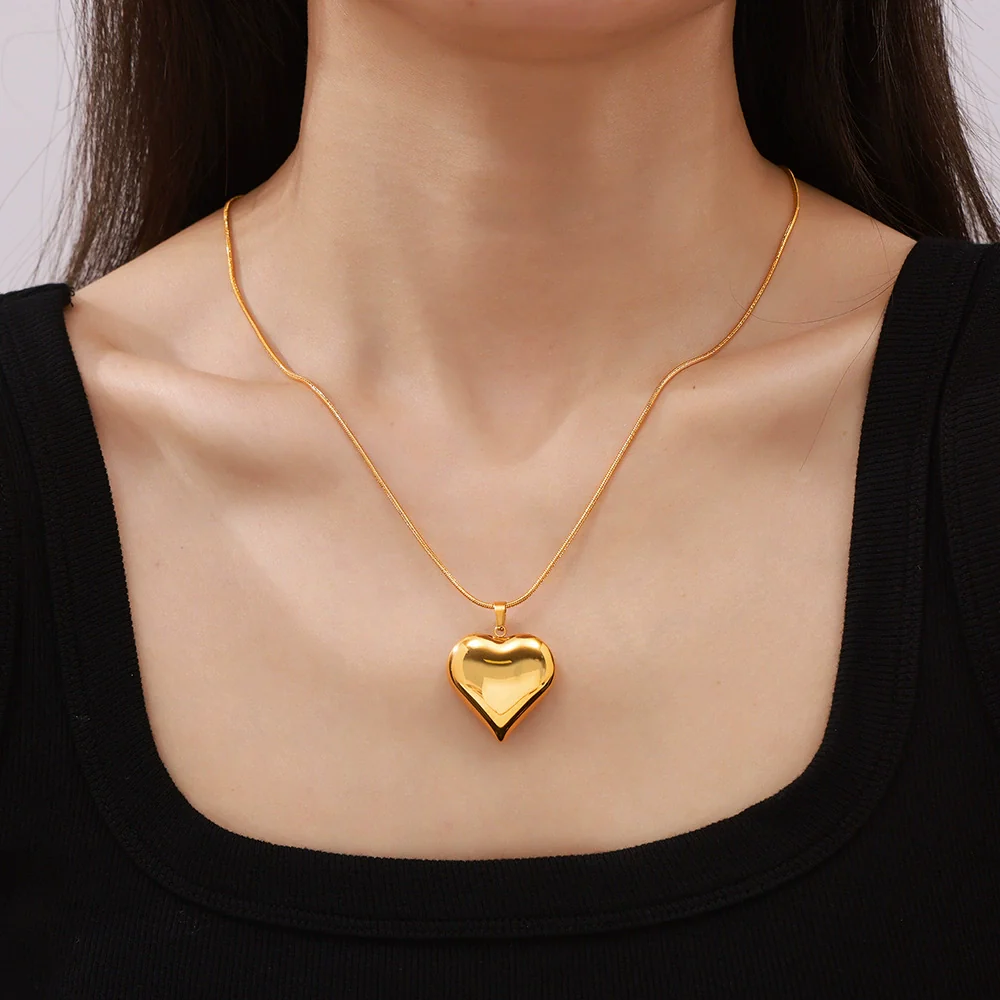 Wholesale Light Luxury Heartshaped Hollow Titanium Steel Pendant Clavicle Chain Necklace Plated 18K Gold For Women - Image 3
