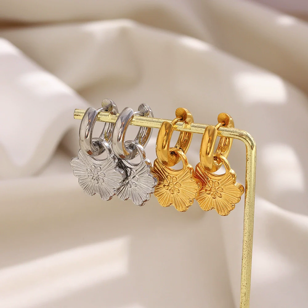 Wholesale Light Luxury Retro Geometric Flower Stainless Steel Electroplated Earrings For Women - Image 3