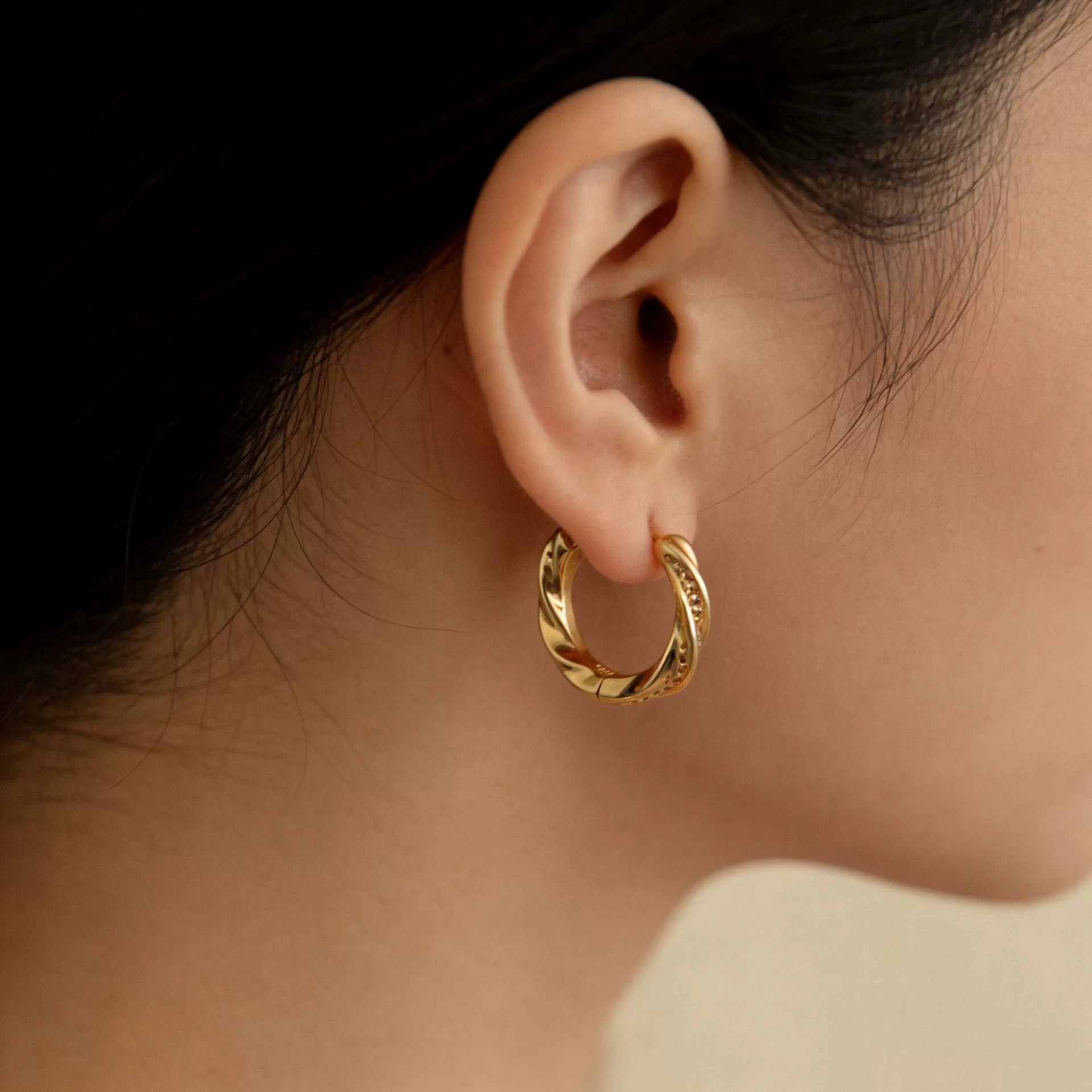 Wholesale Light Luxury Retro Ins Style Circle Plain Gold Electroplated Copper Zircon Earrings For Women