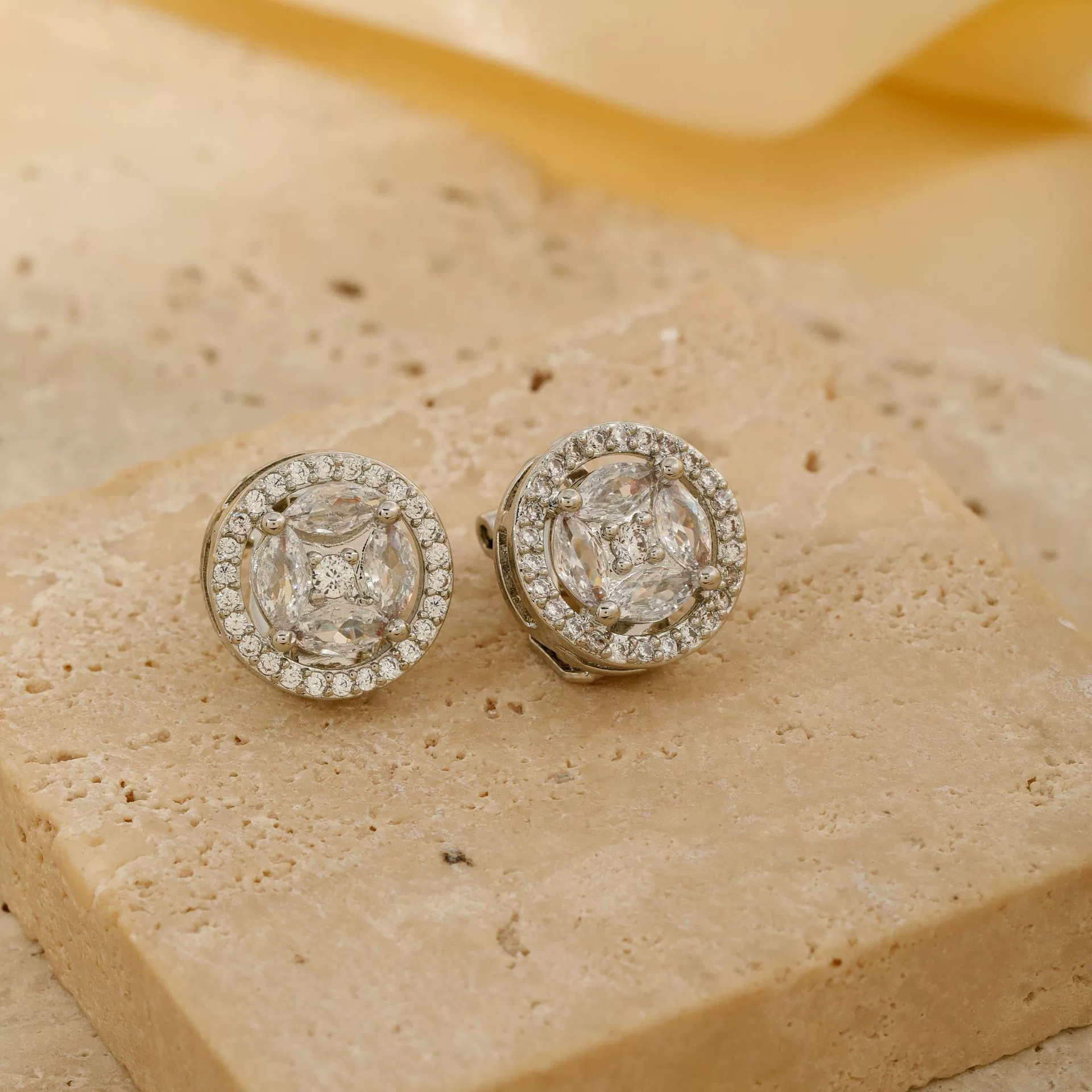 Wholesale Light Luxury Simple Copper Inlaid Zircon Geometric Ear Clip Earrings For Women - Image 4