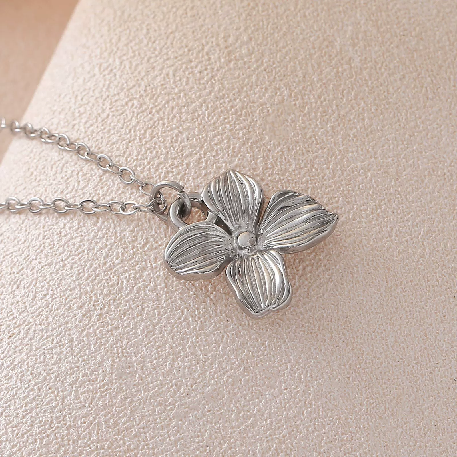 Wholesale Light Luxury Stainless Steel Flower Pendant Necklace With Electroplating O Word Chain For Women - Image 7