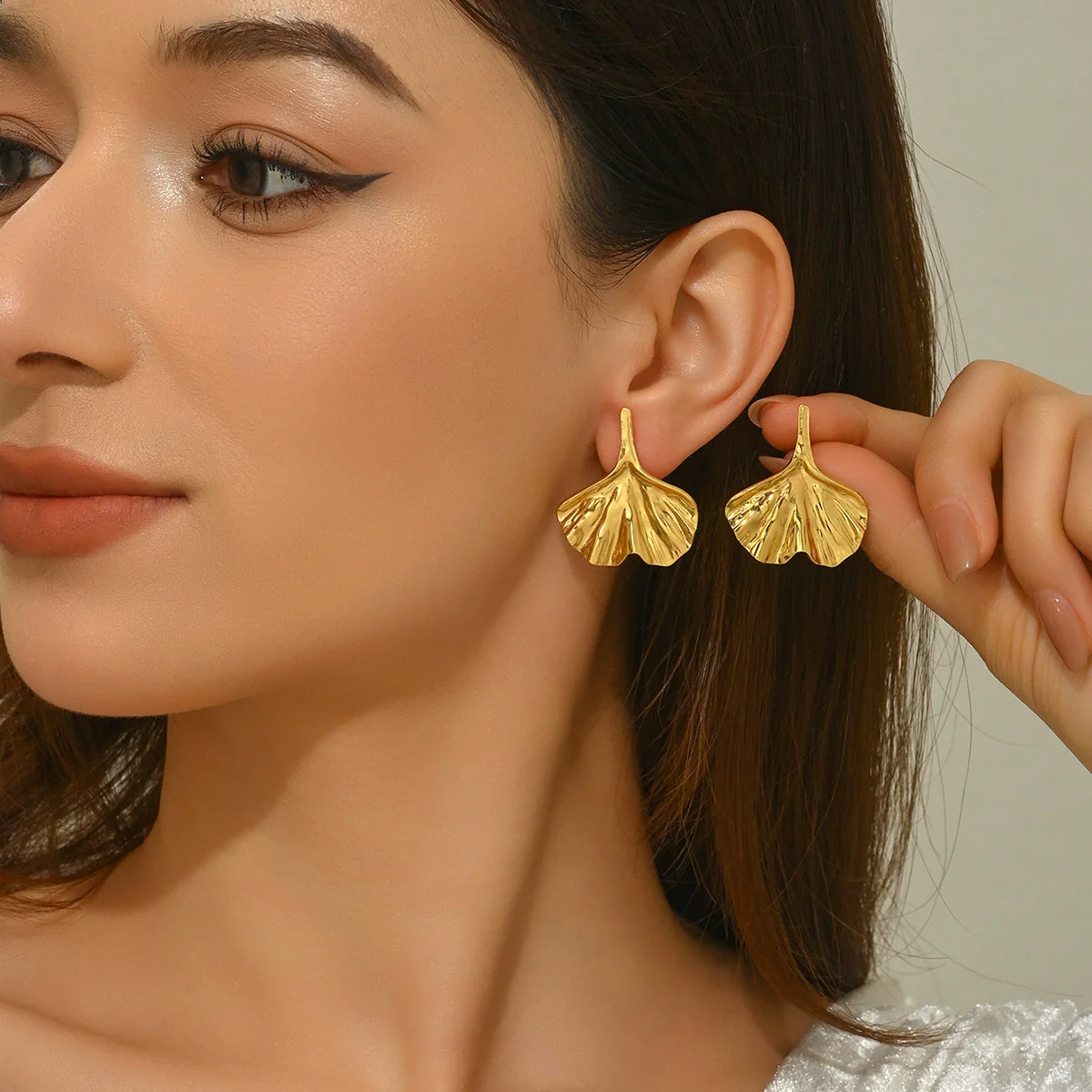 Wholesale Light Luxury Stainless Steel Stamped Geometric Leaf Pleated Earrings For Women - Image 2