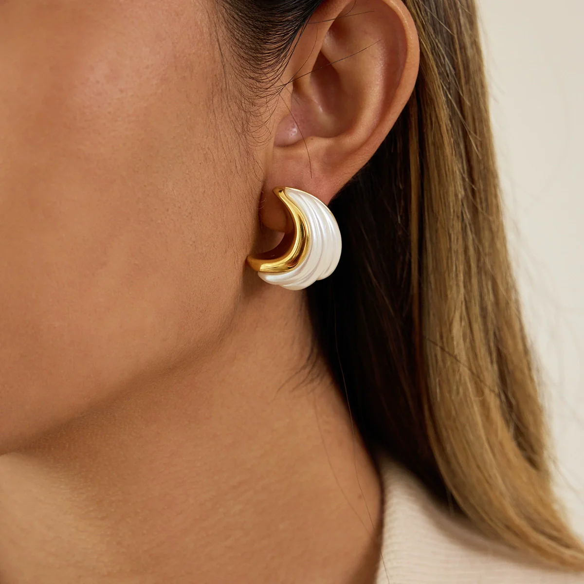 Wholesale Light Luxury Style Geometric Stainless Steel Electroplated Cshaped Resin Pearl Earrings For Women - Image 2