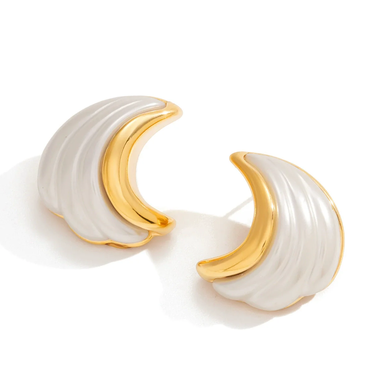 Wholesale Light Luxury Style Geometric Stainless Steel Electroplated Cshaped Resin Pearl Earrings For Women - Image 5
