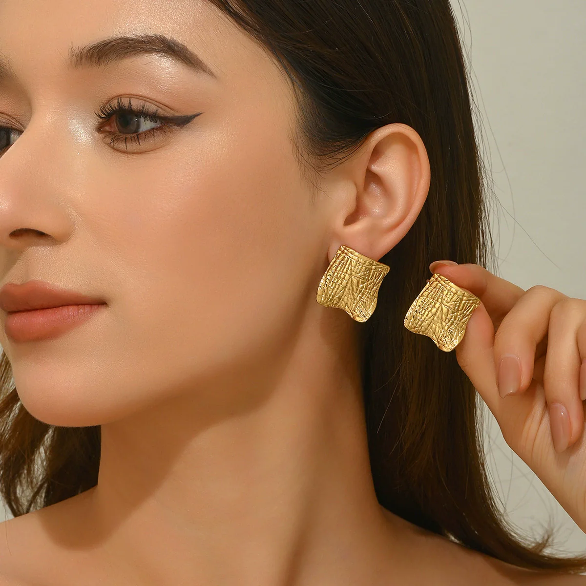 Wholesale Light Luxury Style Stamped Geometric Stainless Steel Earrings For Women - Image 2