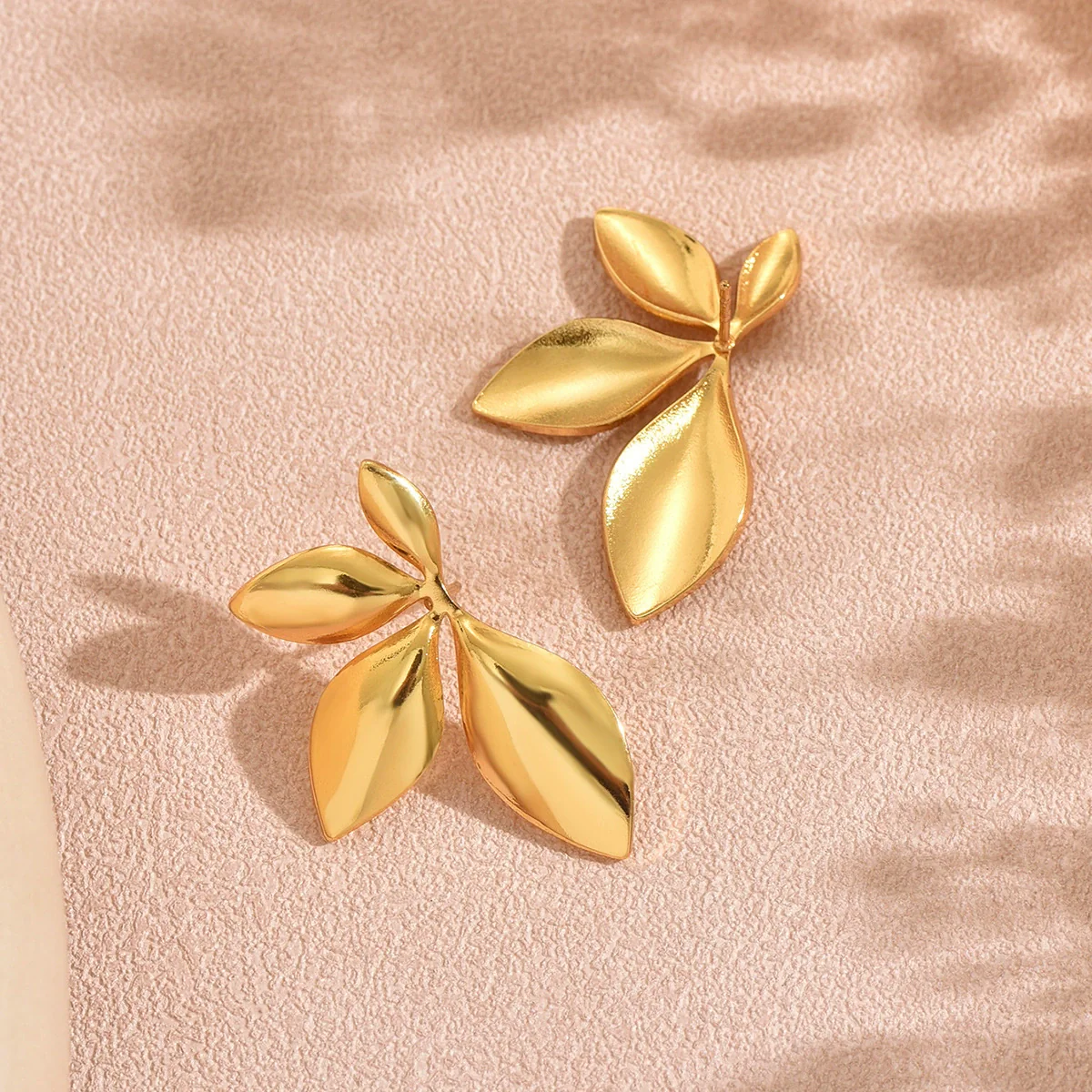 Wholesale Light Luxury Style Stamped Stainless Steel Leaf Earrings For Women - Image 2