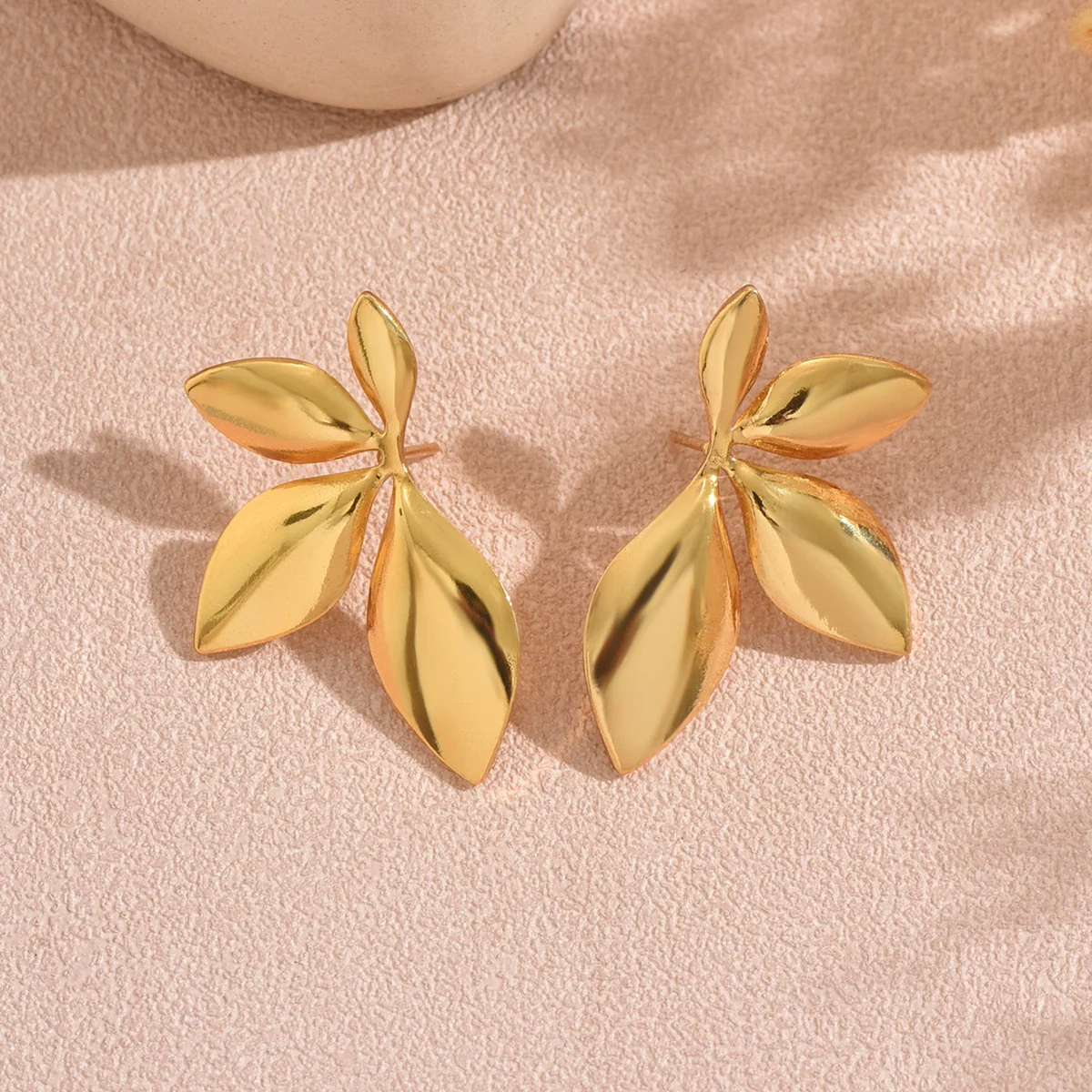 Wholesale Light Luxury Style Stamped Stainless Steel Leaf Earrings For Women - Image 3