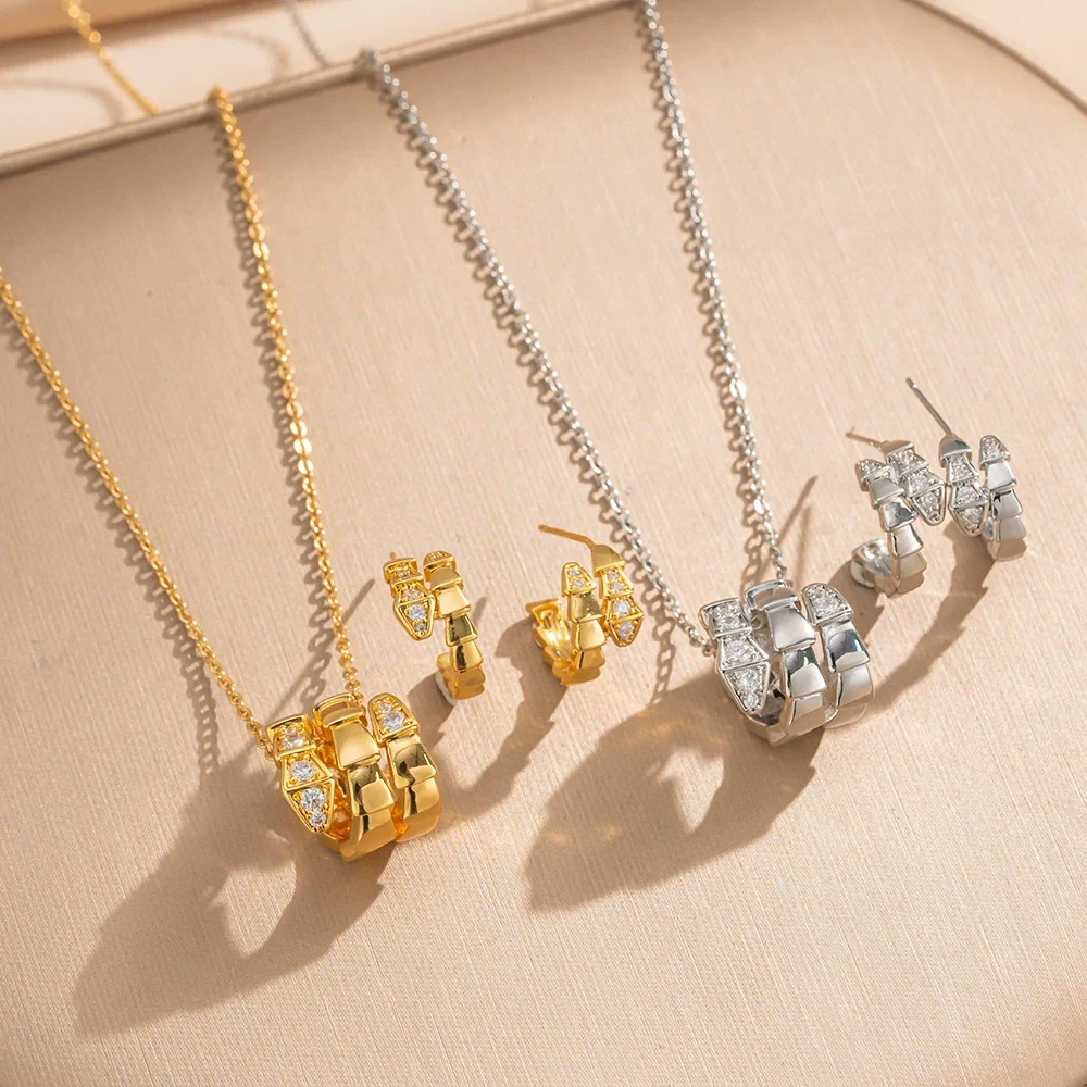 Wholesale Luxury 18K Gold Plated Snake Shape Diamond O Word Chain Necklace And Earrings Set For Women Made Of Environmentally Friendly Copper