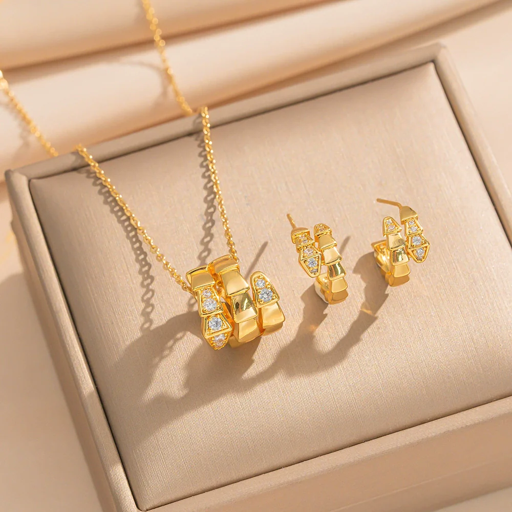 Wholesale Luxury 18K Gold Plated Snake Shape Diamond O Word Chain Necklace And Earrings Set For Women Made Of Environmentally Friendly Copper - Image 2