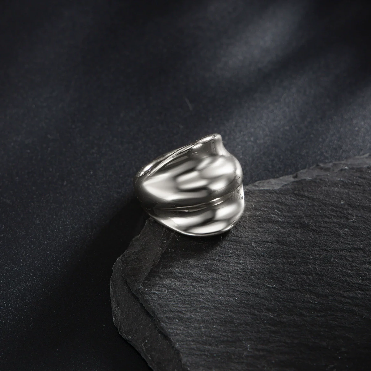 Wholesale Men's Alloy Geometric Retro Metal Ring With Electroplating - Image 3