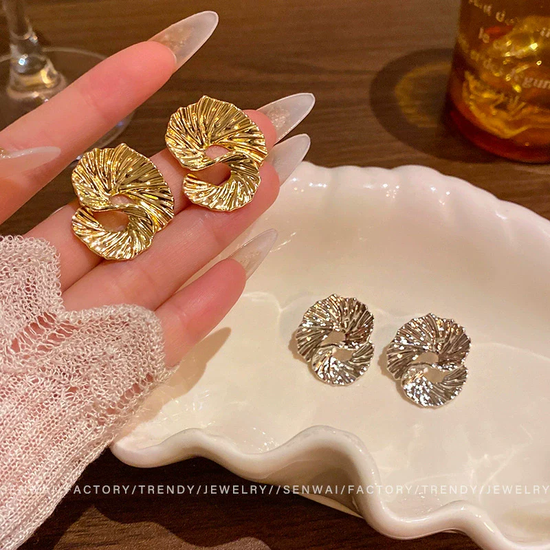 Wholesale Metal Geometric Exaggerated Stylish Electroplated Women's Earrings