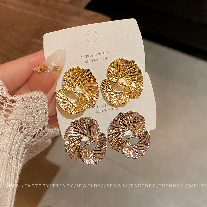 Wholesale Metal Geometric Exaggerated Stylish Electroplated Women's Earrings - Image 3
