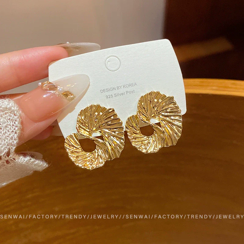 Wholesale Metal Geometric Exaggerated Stylish Electroplated Women's Earrings - Image 6