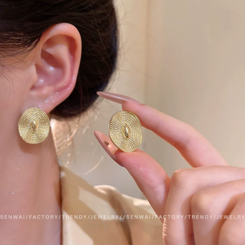 Wholesale Metal Geometric Oval Earrings For Women With Electroplating Process - Image 2