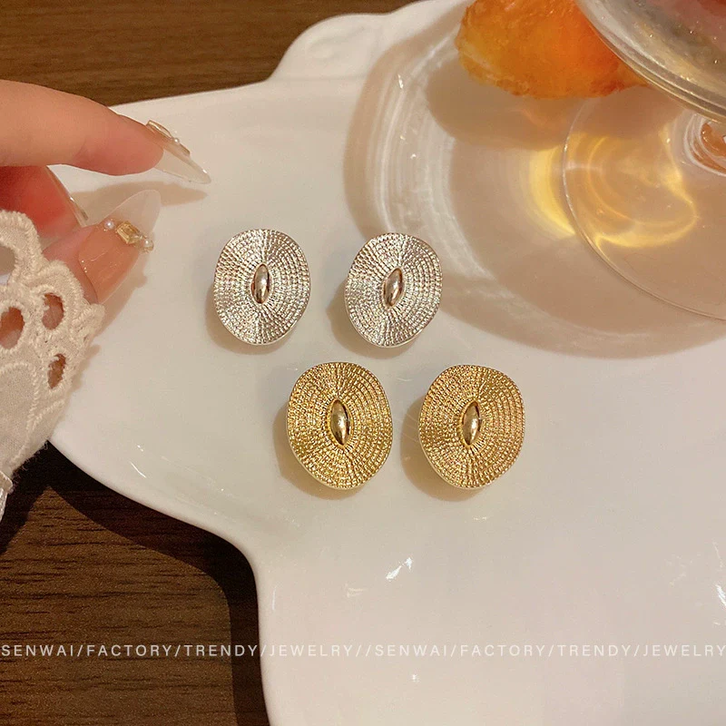 Wholesale Metal Geometric Oval Earrings For Women With Electroplating Process - Image 3
