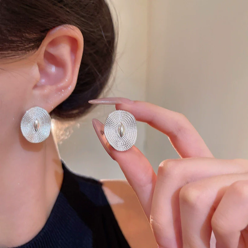 Wholesale Metal Geometric Oval Earrings For Women With Electroplating Process - Image 4