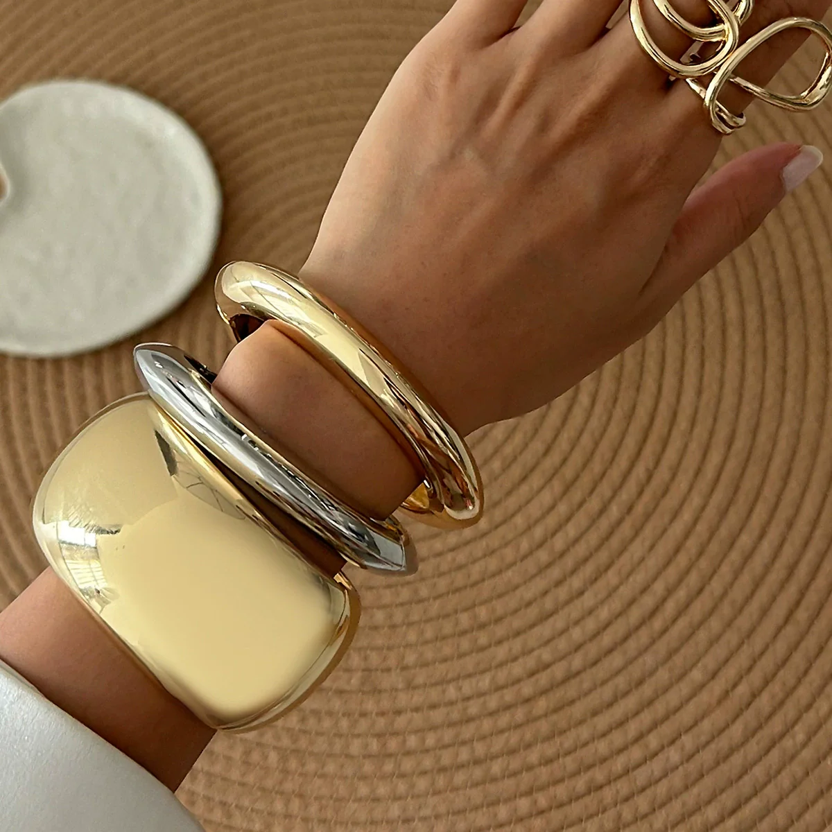 Wholesale Metal Geometric Spring Buckle Bracelet For Women Electroplated
