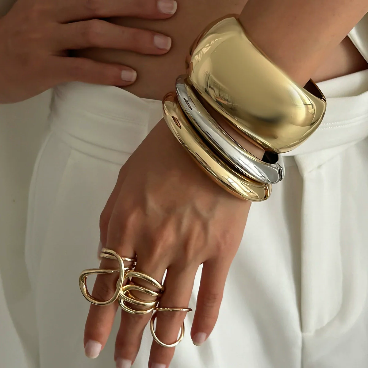 Wholesale Metal Geometric Spring Buckle Bracelet For Women Electroplated - Image 3