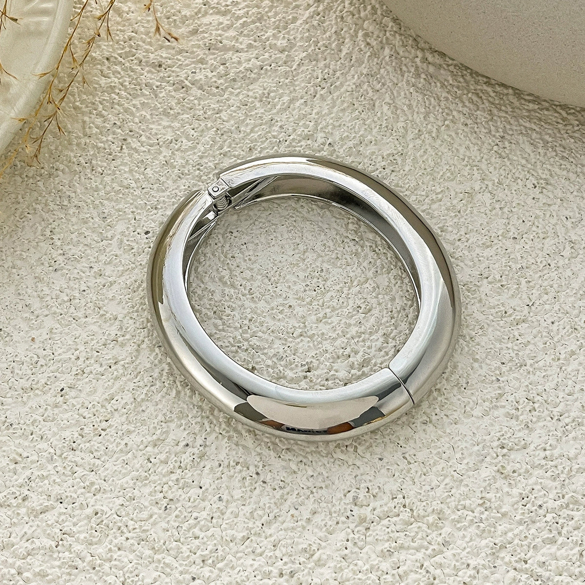 Wholesale Metal Geometric Spring Buckle Bracelet For Women Electroplated - Image 4