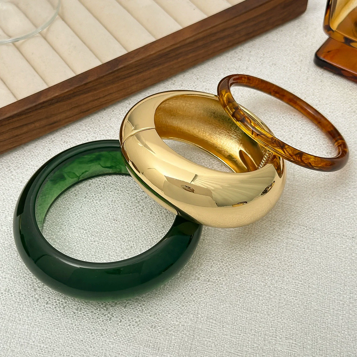 Wholesale Minimalist Geometric Metal Amber Resin Open Bracelet For Women Electroplated - Image 4
